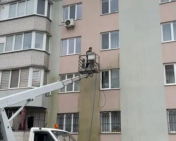 Процес миття фасаду на висоті